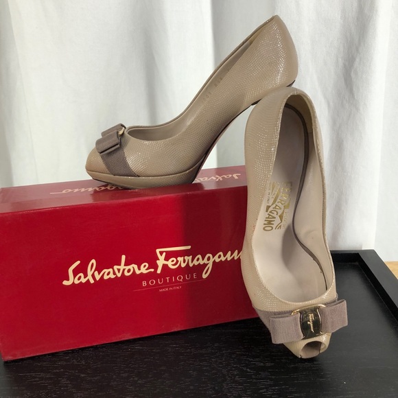 Salvador Ferragamo peep toe bow nude pumps size 7 - Picture 1 of 9